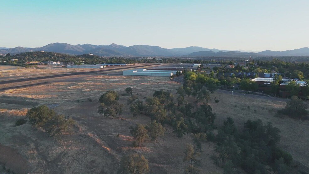 2440 Airpark Dr, Redding, CA à vendre - Vidéo sur l’inscription commerciale - Image 2 de 13