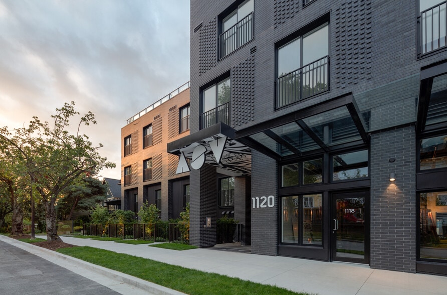 730-742 Glen Dr, Vancouver, BC à vendre - Photo du bâtiment - Image 2 de 9