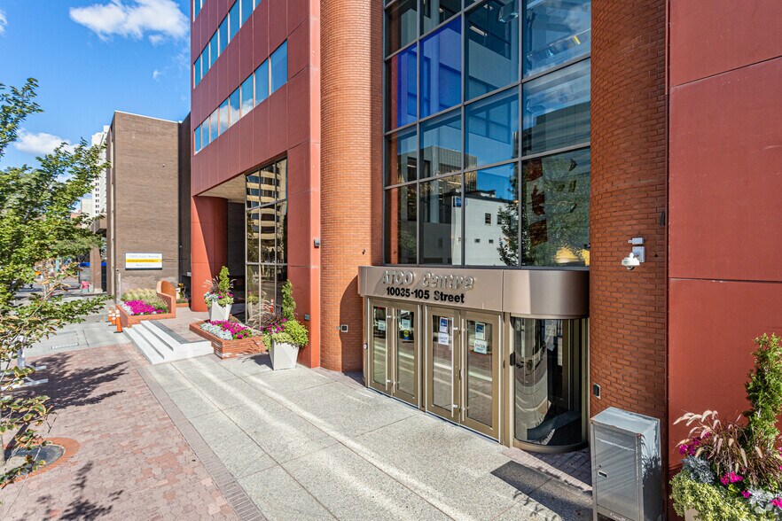 10035 105th St NW, Edmonton, AB à vendre - Photo du bâtiment - Image 2 de 4
