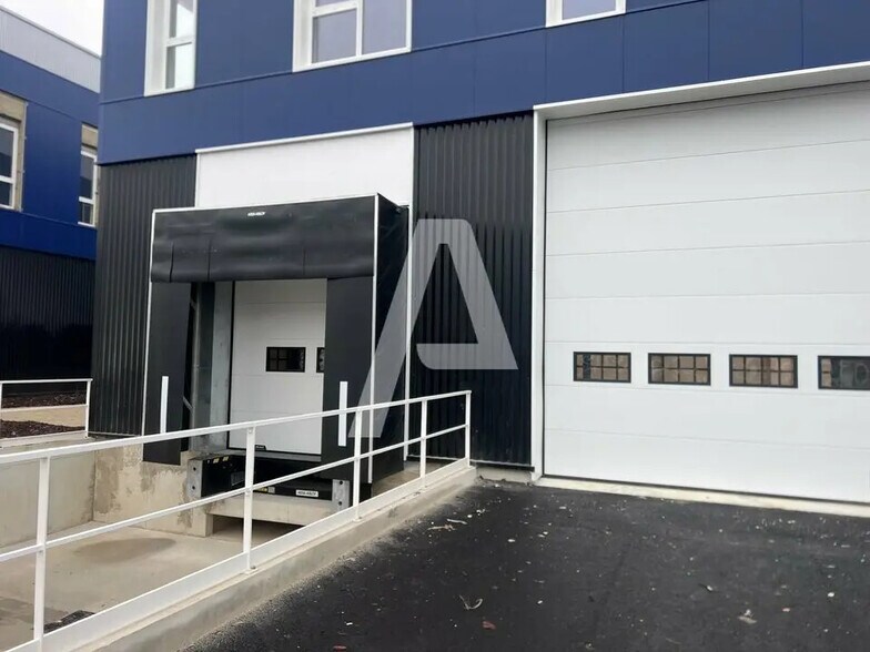 Flex in Moissy-Cramayel for lease - Building Photo - Image 1 of 5