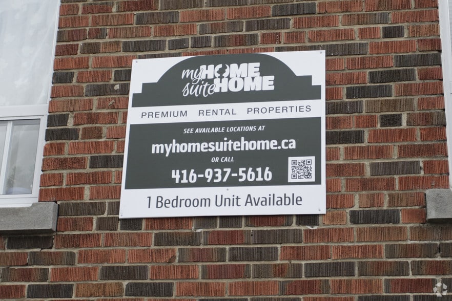 320 Lakeshore Rd W, Mississauga, ON à vendre - Photo du bâtiment - Image 3 de 3