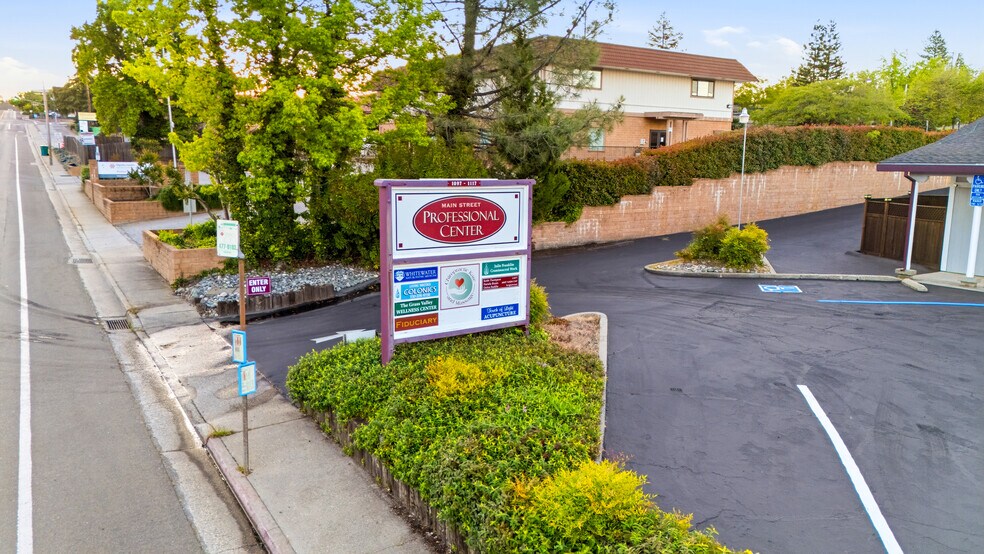 1097 E Main St, Grass Valley, CA à vendre - Photo du bâtiment - Image 2 de 52