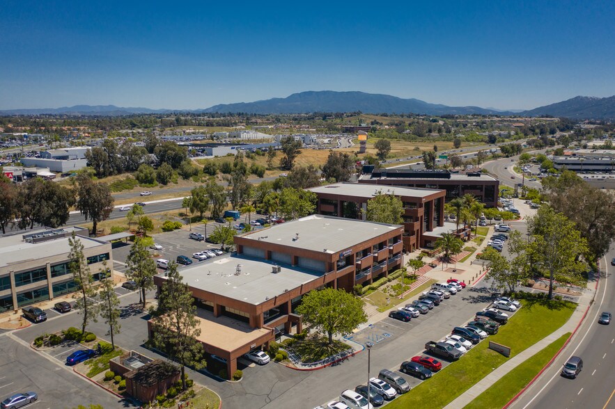 27710 Jefferson Ave, Temecula, CA à louer - Photo du bâtiment - Image 1 de 3