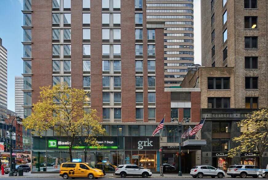 128 E 45th St, New York, NY à louer - Photo du bâtiment - Image 3 de 8