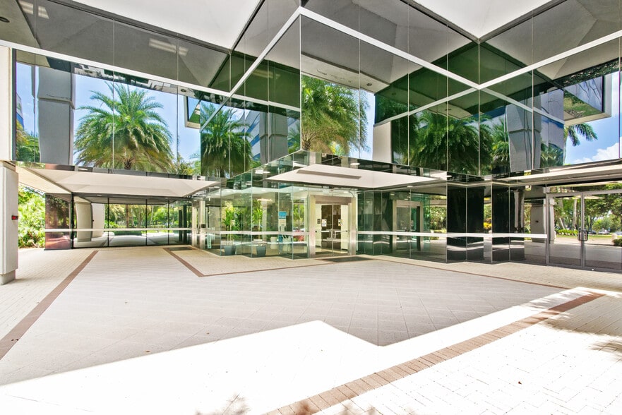 3450 Lakeside Dr, Miramar, FL for lease - Building Photo - Image 3 of 3