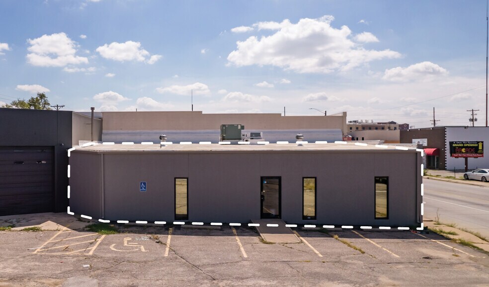 1001 E Central Ave, Wichita, KS à louer - Photo du bâtiment - Image 2 de 30
