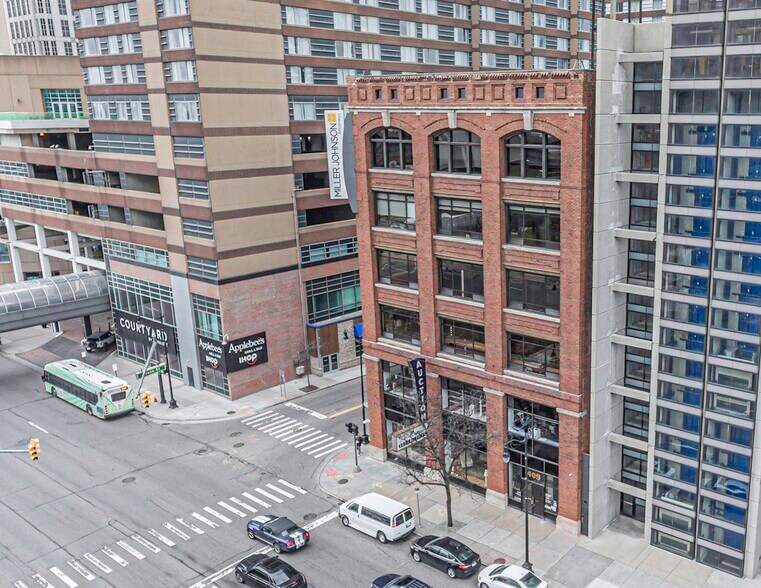 409 E Jefferson Ave, Detroit, MI à louer - Photo du bâtiment - Image 3 de 17