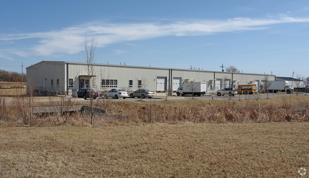 919 E 29th St, Lawrence, KS for lease - Building Photo - Image 2 of 8