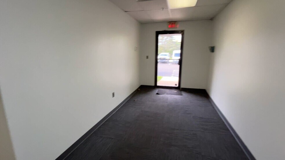 35 E Uwchlan Ave, Exton, PA à louer - Vidéo sur l’inscription commerciale - Image 2 de 10