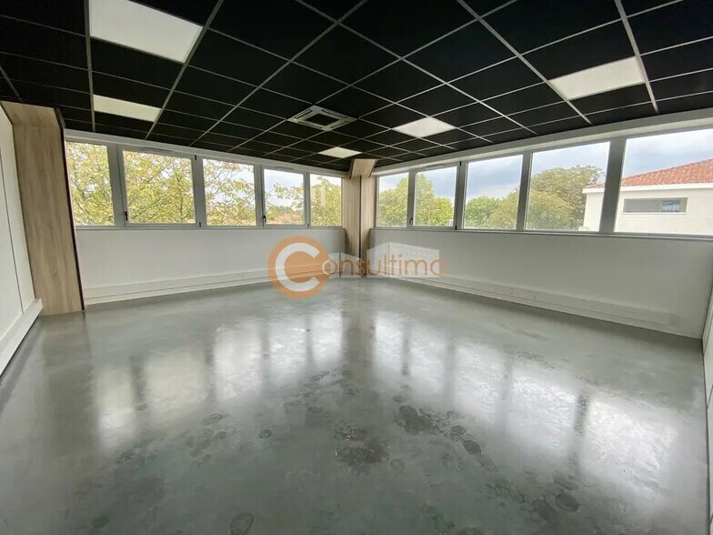 Retail in Carbon-Blanc for lease - Building Photo - Image 2 of 17