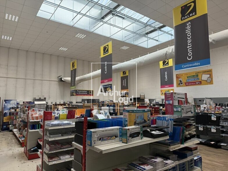 Flex in Savigny-le-Temple for lease - Interior Photo - Image 2 of 5