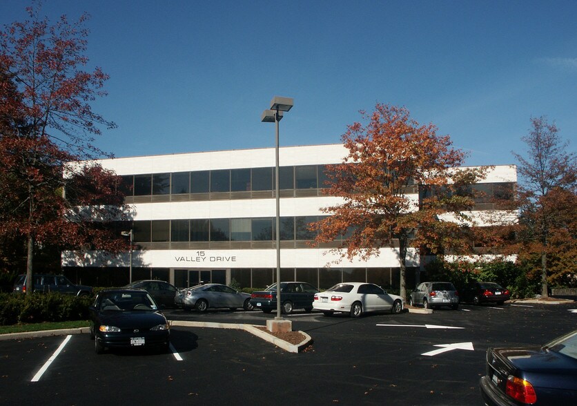 15 Valley Dr, Greenwich, CT à louer - Photo du bâtiment - Image 2 de 14