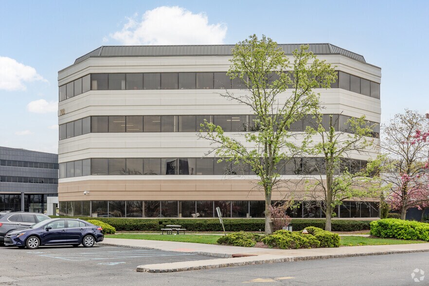 700 Route 46 E, Fairfield, NJ à louer - Photo du bâtiment - Image 3 de 6