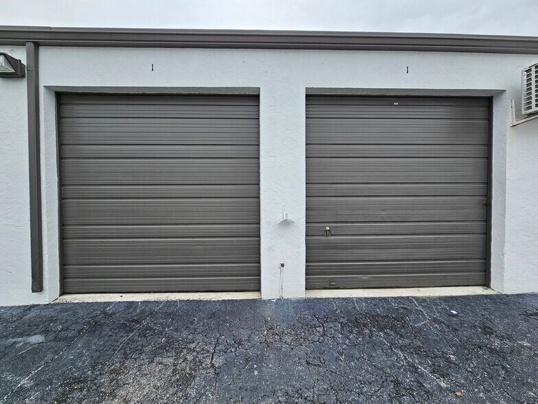 1315 S Killian Dr, Lake Park, FL à louer - Photo du bâtiment - Image 3 de 5