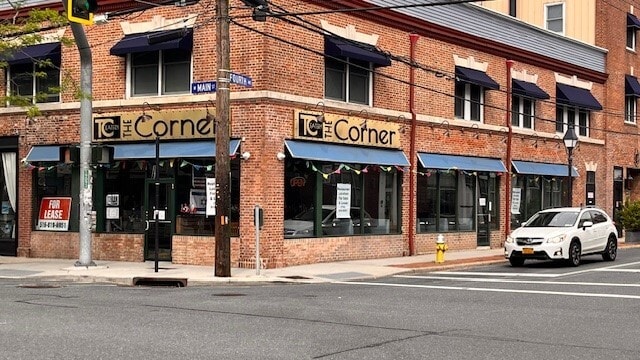 4 Building's & 3 Restaurants Available portfolio of 4 properties for sale on LoopNet.ca - Building Photo - Image 2 of 23