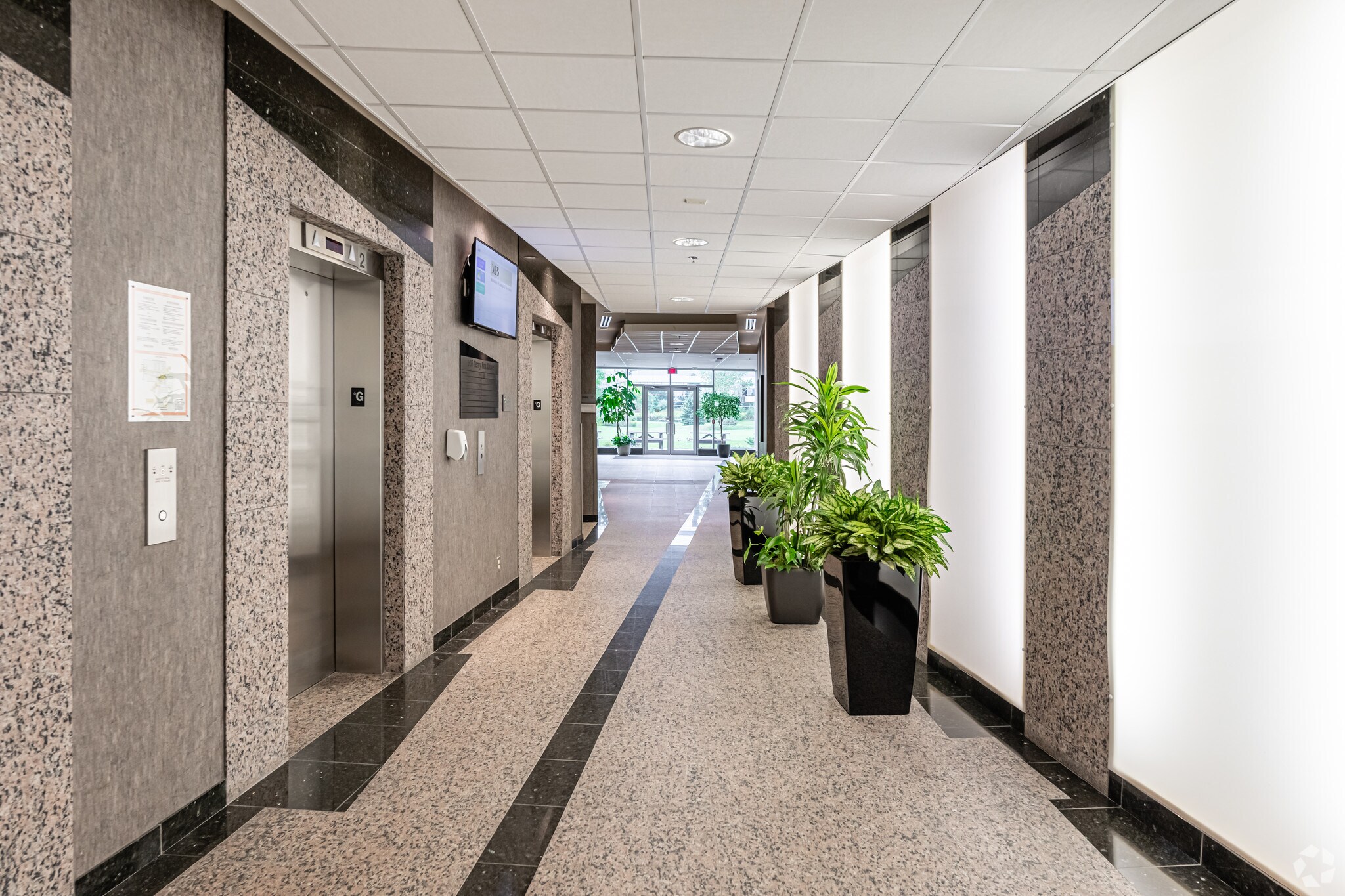 303 Terry Fox Dr, Ottawa, ON à louer Hall d’entrée- Image 1 de 3