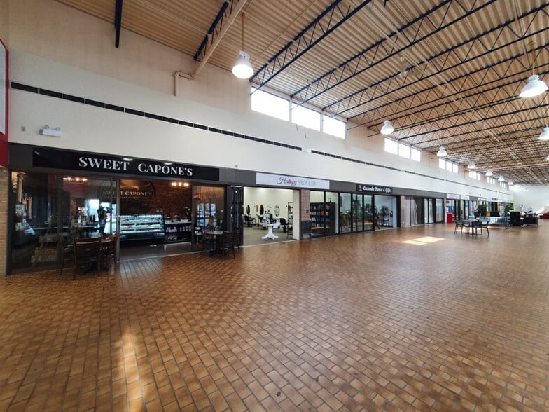 5230 45 St, Lacombe, AB for lease - Interior Photo - Image 3 of 5