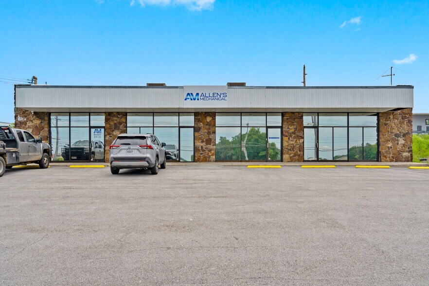 2752 E Kearney St, Springfield, MO à vendre - Photo du bâtiment - Image 3 de 65