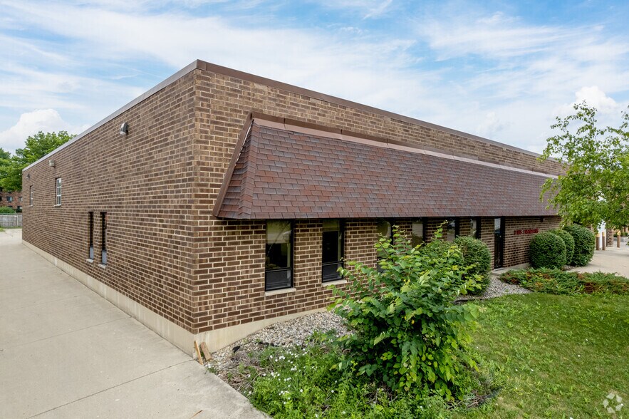 294 Commonwealth Dr, Carol Stream, IL à vendre - Photo du bâtiment - Image 2 de 6