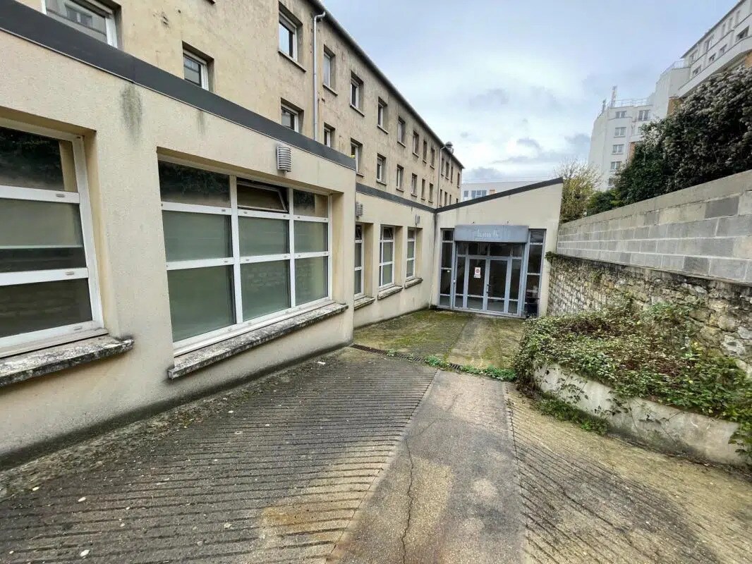 Industrial in Cachan for lease Building Photo- Image 1 of 5