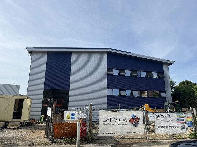 Station Road Approach, Waltham Cross for lease - Building Photo - Image 1 of 5