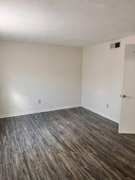 2120 Carvin St NE, Roanoke, VA for sale - Interior Photo - Image 2 of 8