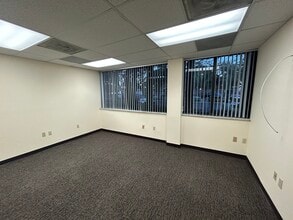 300 Lock Rd, Deerfield Beach, FL for lease Interior Photo- Image 2 of 4
