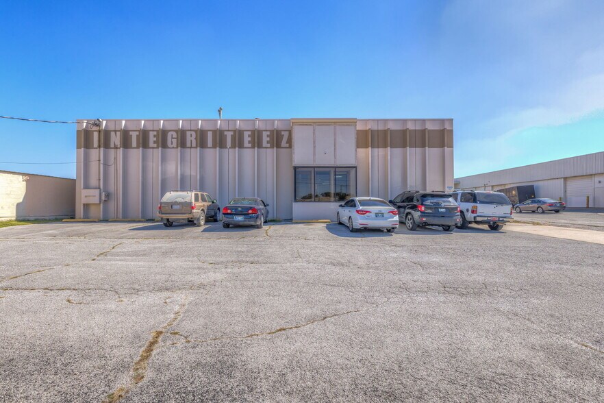 6580 E Skelly Dr, Tulsa, OK à vendre - Photo du bâtiment - Image 3 de 88