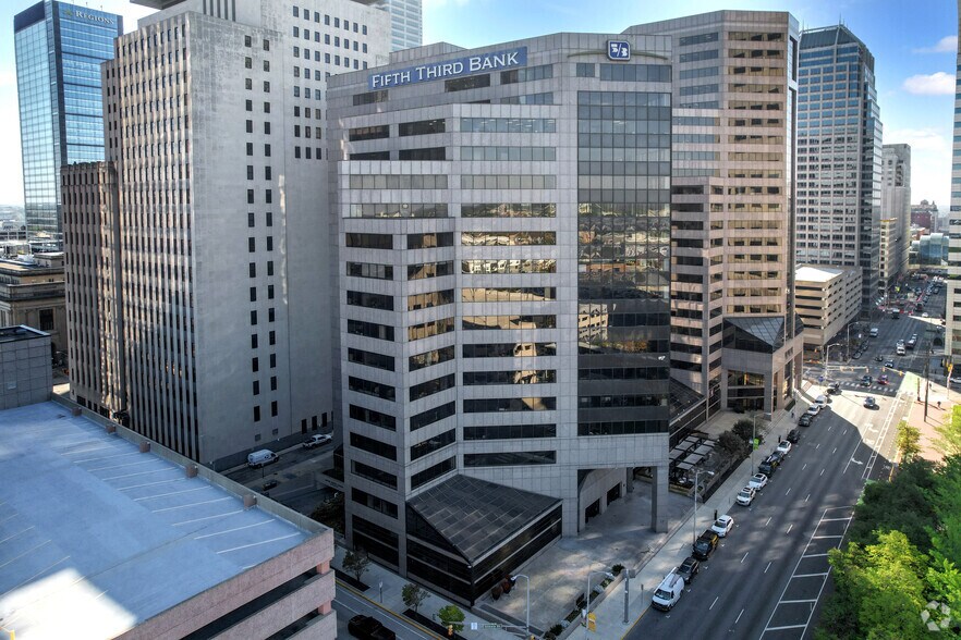 251 N Illinois St, Indianapolis, IN à louer - Photo du bâtiment - Image 3 de 12