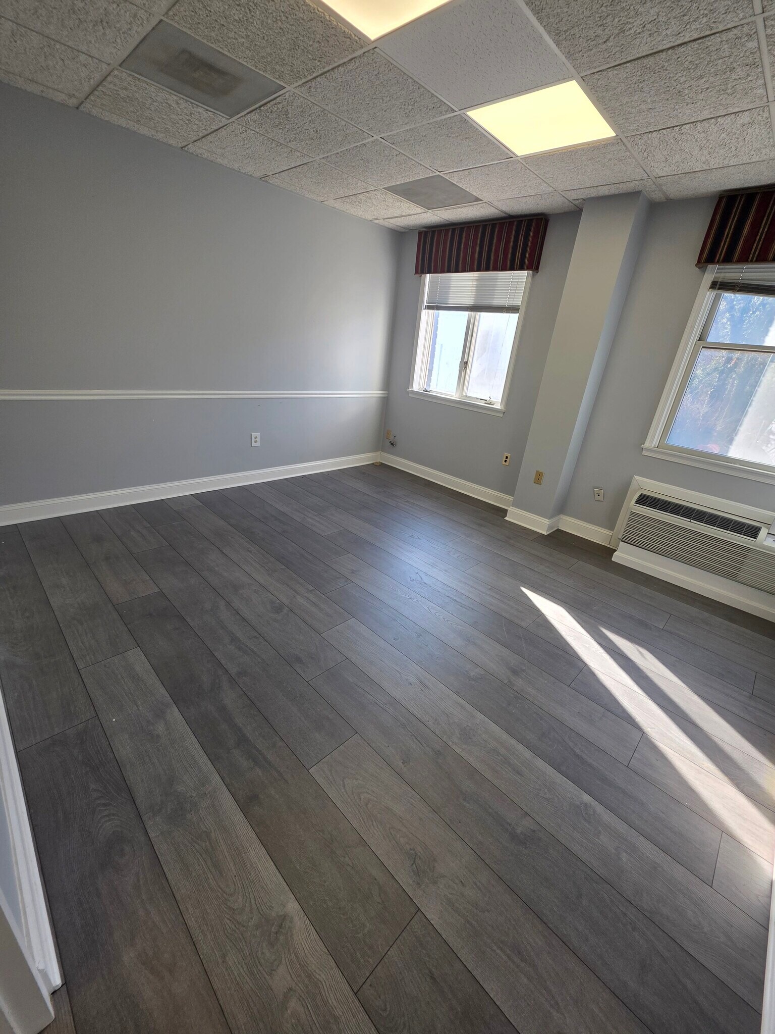 17 W Jefferson St, Rockville, MD à louer Photo intérieure- Image 1 de 2