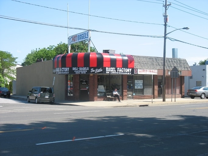 322 W Montauk Hwy, Lindenhurst, NY for lease - Building Photo - Image 2 of 12