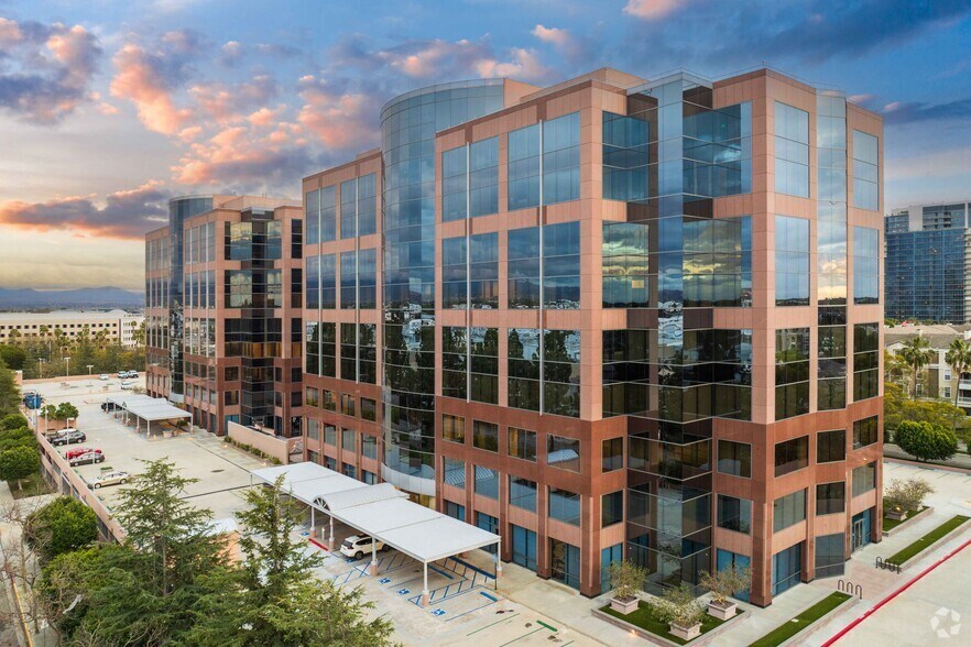 2 MacArthur Pl, Santa Ana, CA à louer - Photo du bâtiment - Image 3 de 5