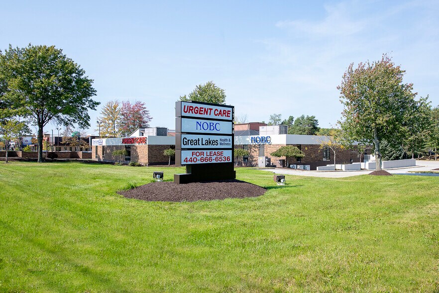 17406 Royalton Rd, Strongsville, OH à louer - Photo du bâtiment - Image 2 de 13