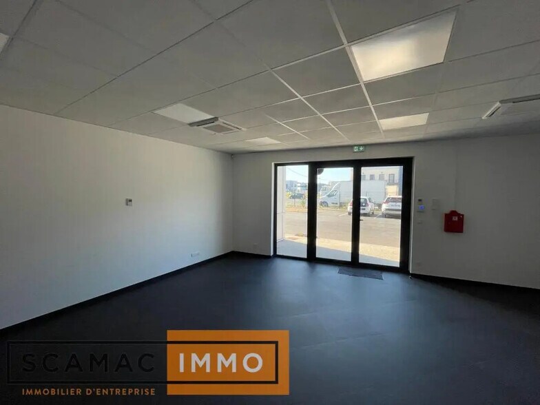 Office in Saint-Pierre-du-Perray for lease - Building Photo - Image 1 of 9