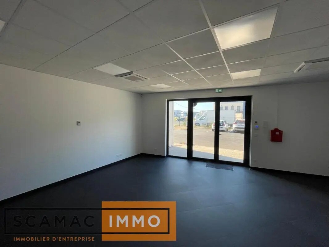 Office in Saint-Pierre-du-Perray for lease Building Photo- Image 1 of 10