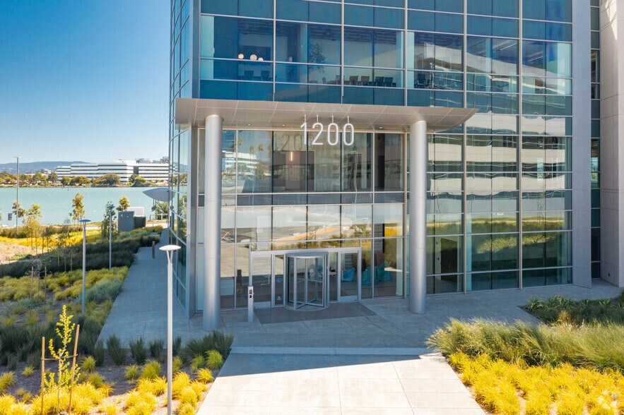 1200 Sierra Point Pky, Brisbane, CA à louer - Photo du bâtiment - Image 2 de 4