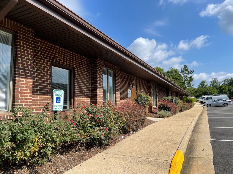 108 Elden St, Herndon, VA for sale - Building Photo - Image 2 of 7