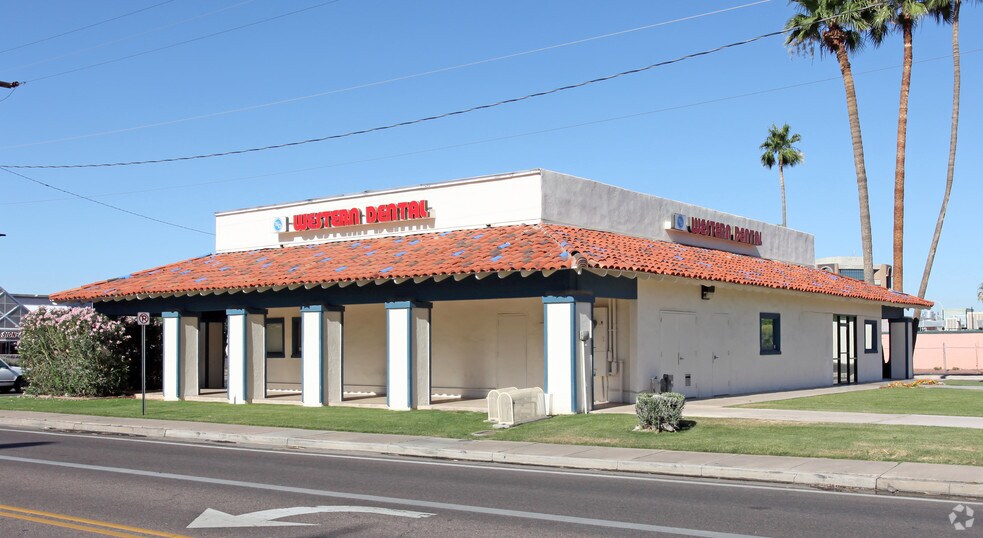 4550 E Thomas Rd, Phoenix, AZ à vendre - Photo du bâtiment - Image 2 de 6