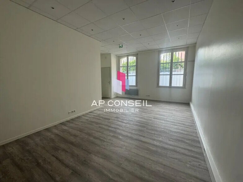 Office in Versailles for lease - Interior Photo - Image 2 of 6