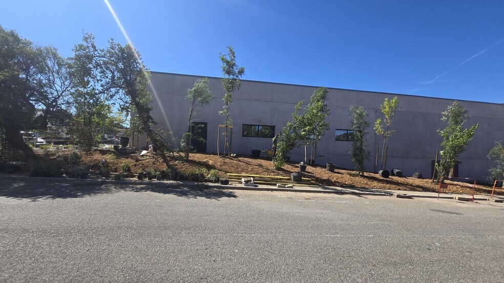Retail in La Valette-du-Var for lease - Building Photo - Image 2 of 4