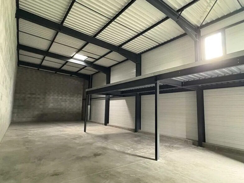 Flex in Saint-Germain-Nuelles for lease - Building Photo - Image 2 of 11