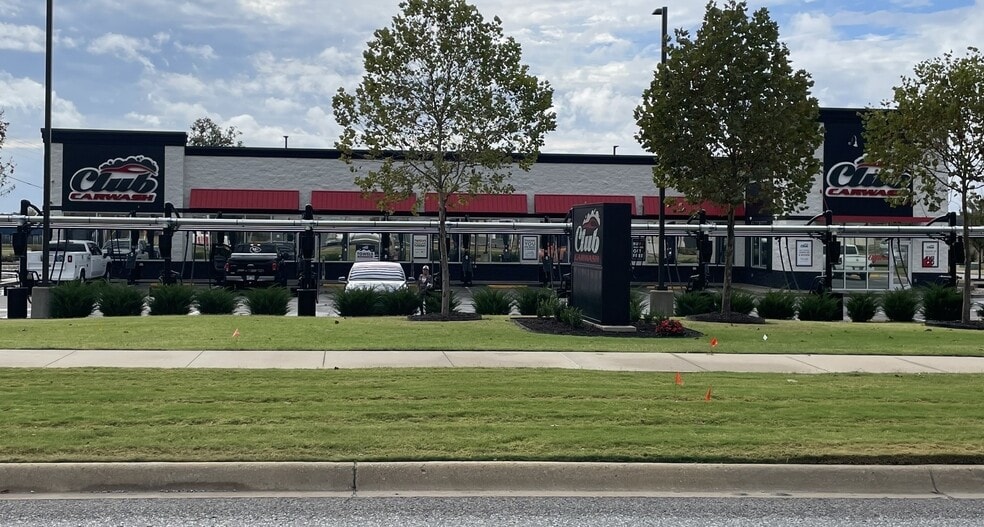 Club Car Wash Portfolio portfolio of 9 properties for sale on LoopNet.ca - Building Photo - Image 1 of 7