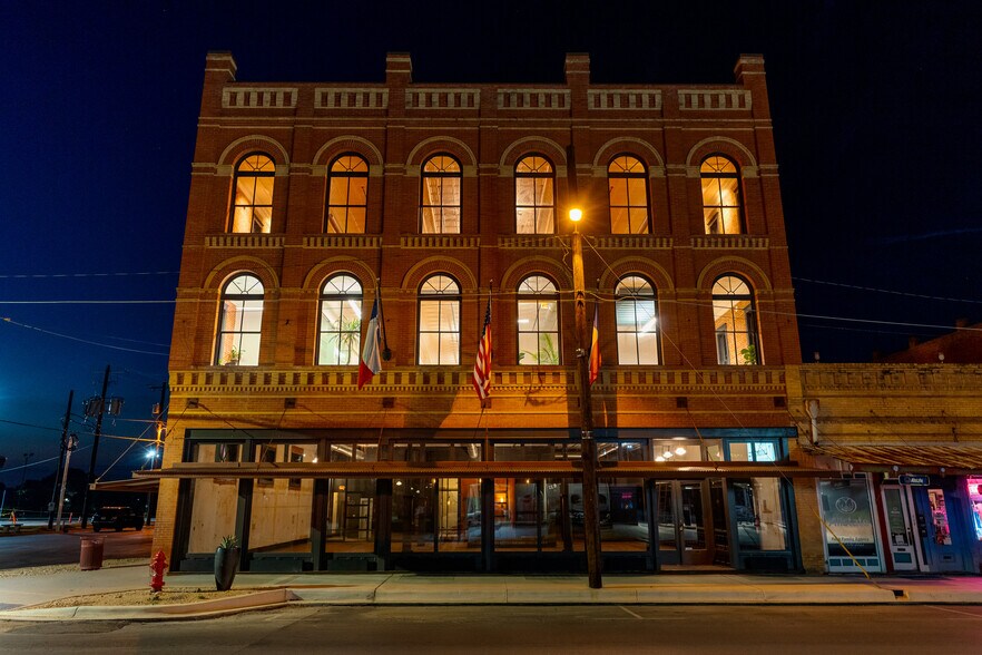 119 W San Antonio St, Lockhart, TX à louer - Photo du bâtiment - Image 2 de 26