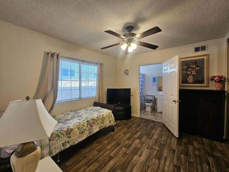 17441 Hiawatha St, Granada Hills, CA à vendre - Photo du bâtiment - Image 2 de 11