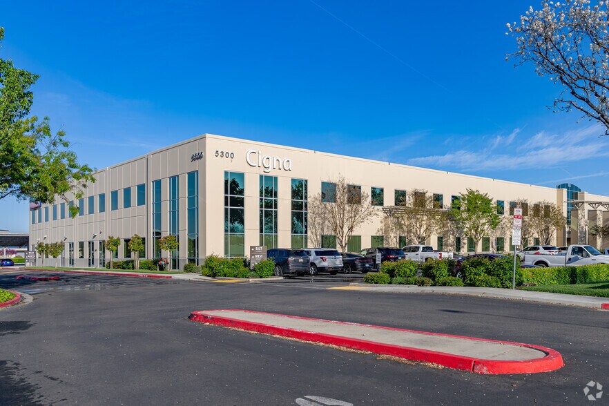 801-835 S Akers St, Visalia, CA for lease - Building Photo - Image 1 of 10