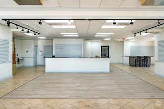 4455 Ulmerton Rd, Clearwater, FL à louer Photo intérieure- Image 2 de 7