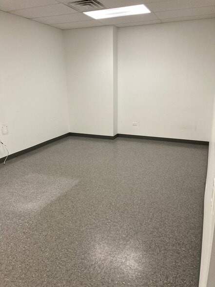 807-815 Devon Ave, Park Ridge, IL for lease - Interior Photo - Image 2 of 7