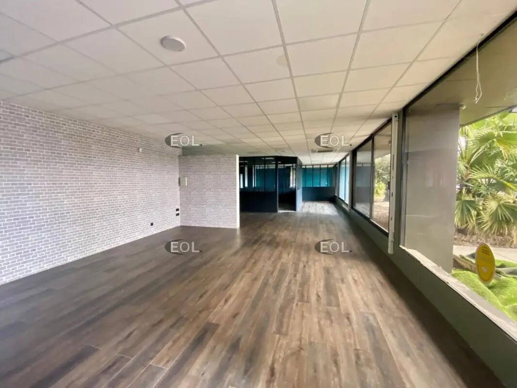 Office in Les Pennes-Mirabeau for lease Building Photo- Image 1 of 9