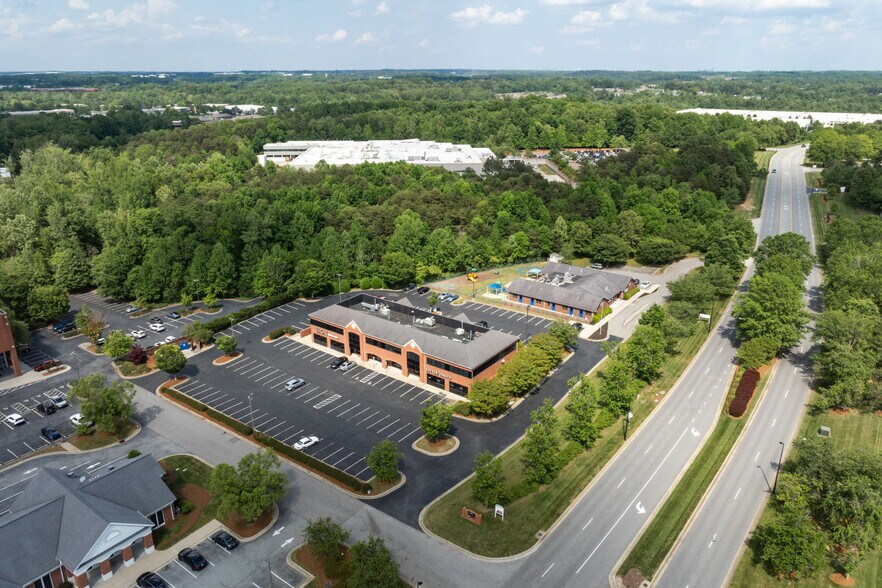4045 Premier Dr, High Point, NC à louer - Photo du bâtiment - Image 2 de 18