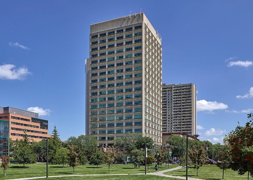 8215 112th St NW, Edmonton, AB à louer - Photo du bâtiment - Image 2 de 4